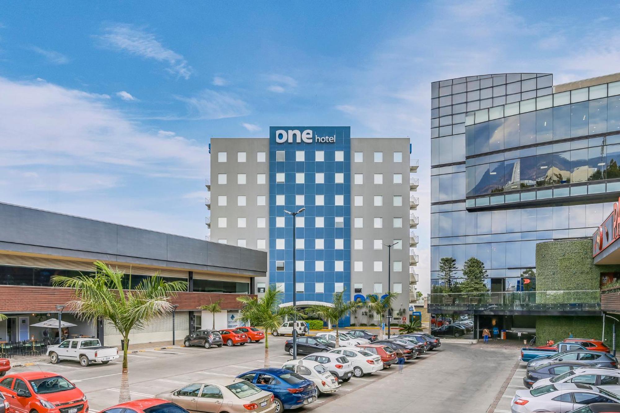 One Leon Poliforum Exteriér fotografie